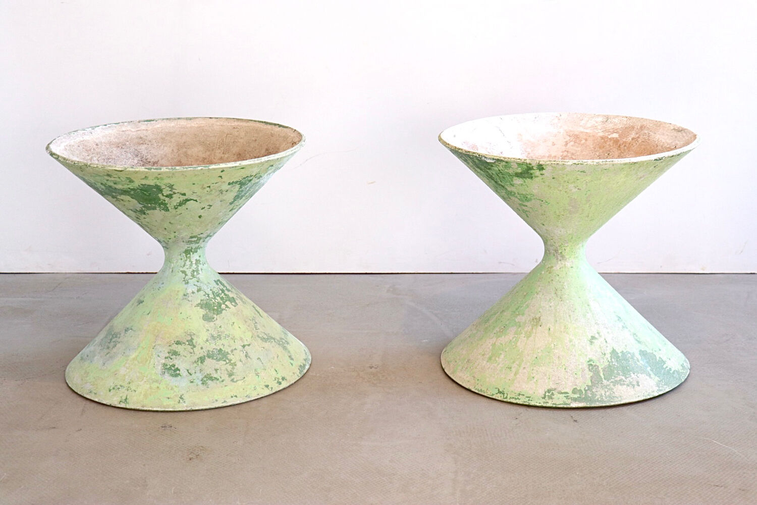 Pair of Eternit planters Diabolo design Anton Bee assisté de Guhl, Eternit