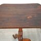 Belle table/table d'appoint anglaise antique à plateau inclinable avec un plateau carré