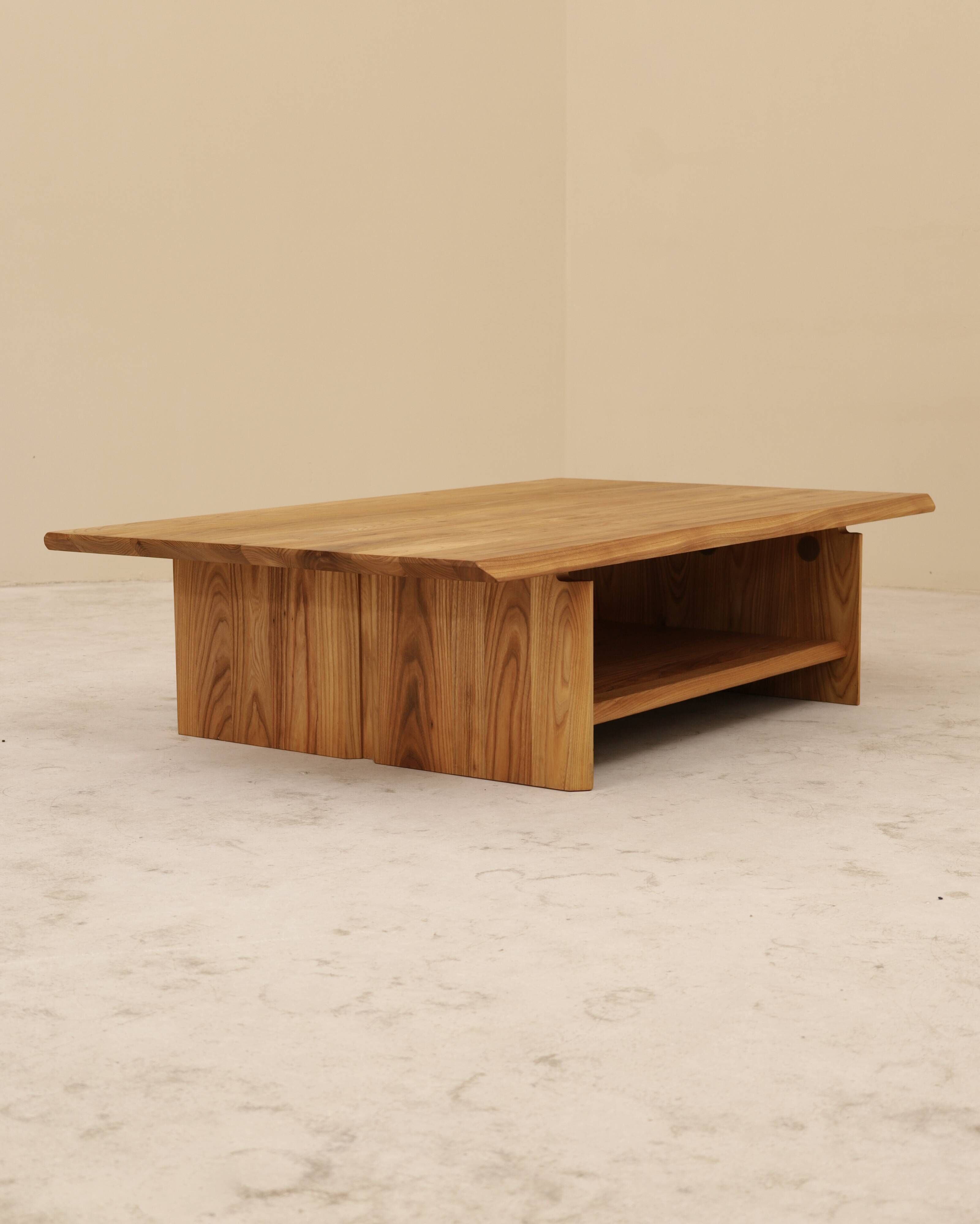 Table basse en orme massif, France, 1980