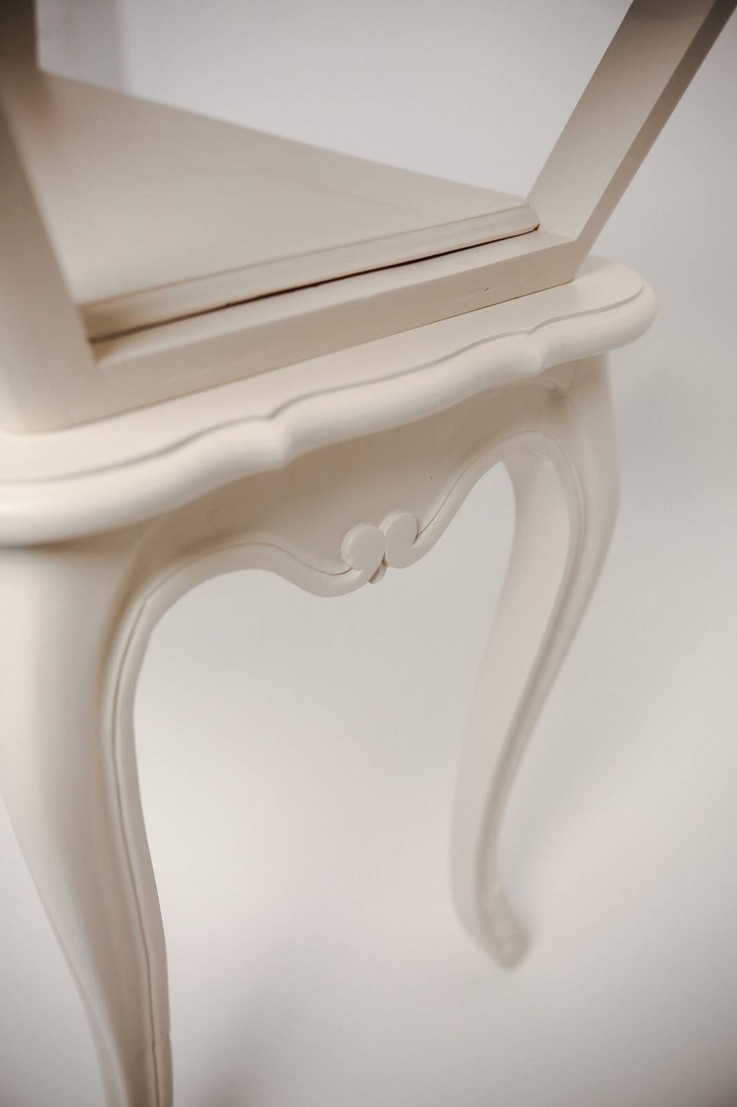 Petite table en bois rénovée Caldas