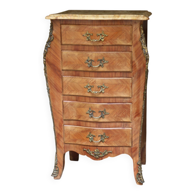 Adorable petite commode de style en placage.