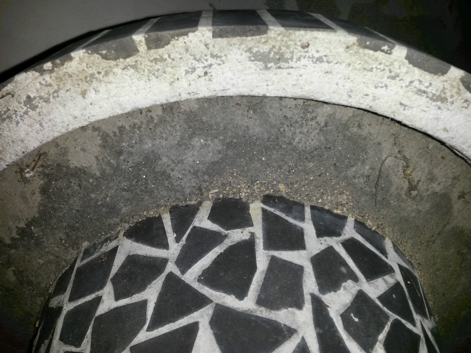 Table low pedestal 1950/70 in tiled concrete