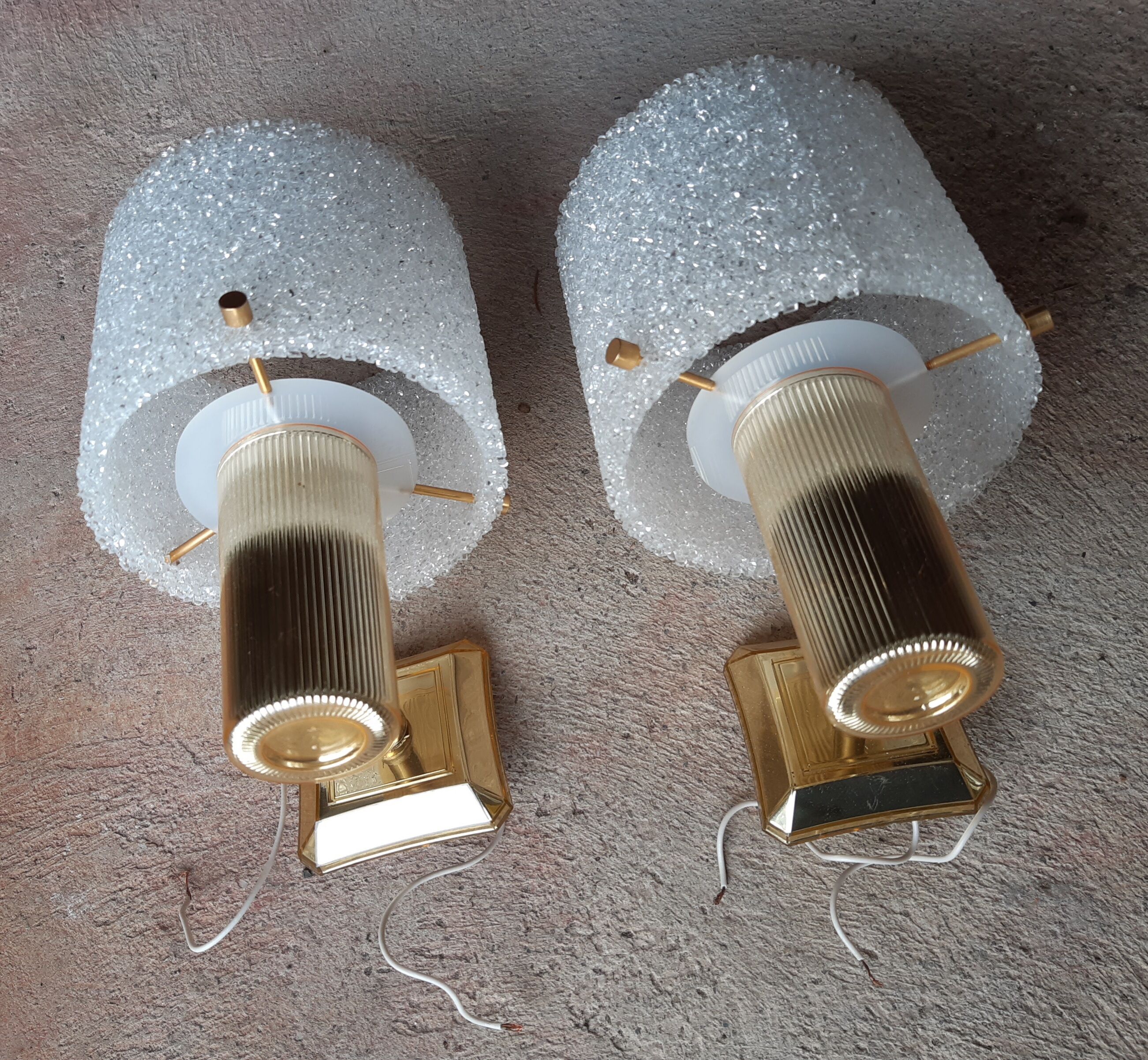 Paire d'appliques métal doré et plexiglas givré, vintage 60s