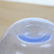Vase en verre bullé de Biot bleu clair