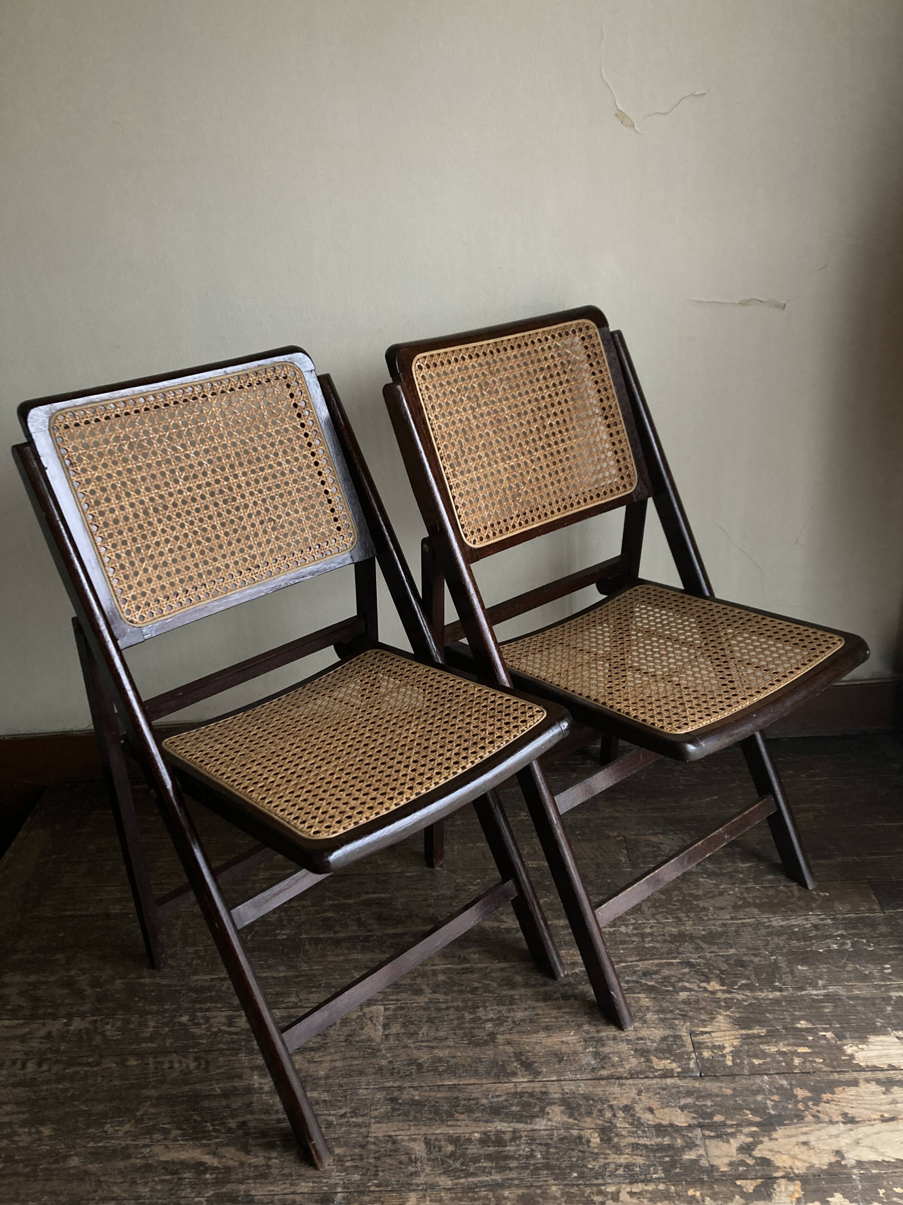 Paire de chaises pliantes cannées 1960