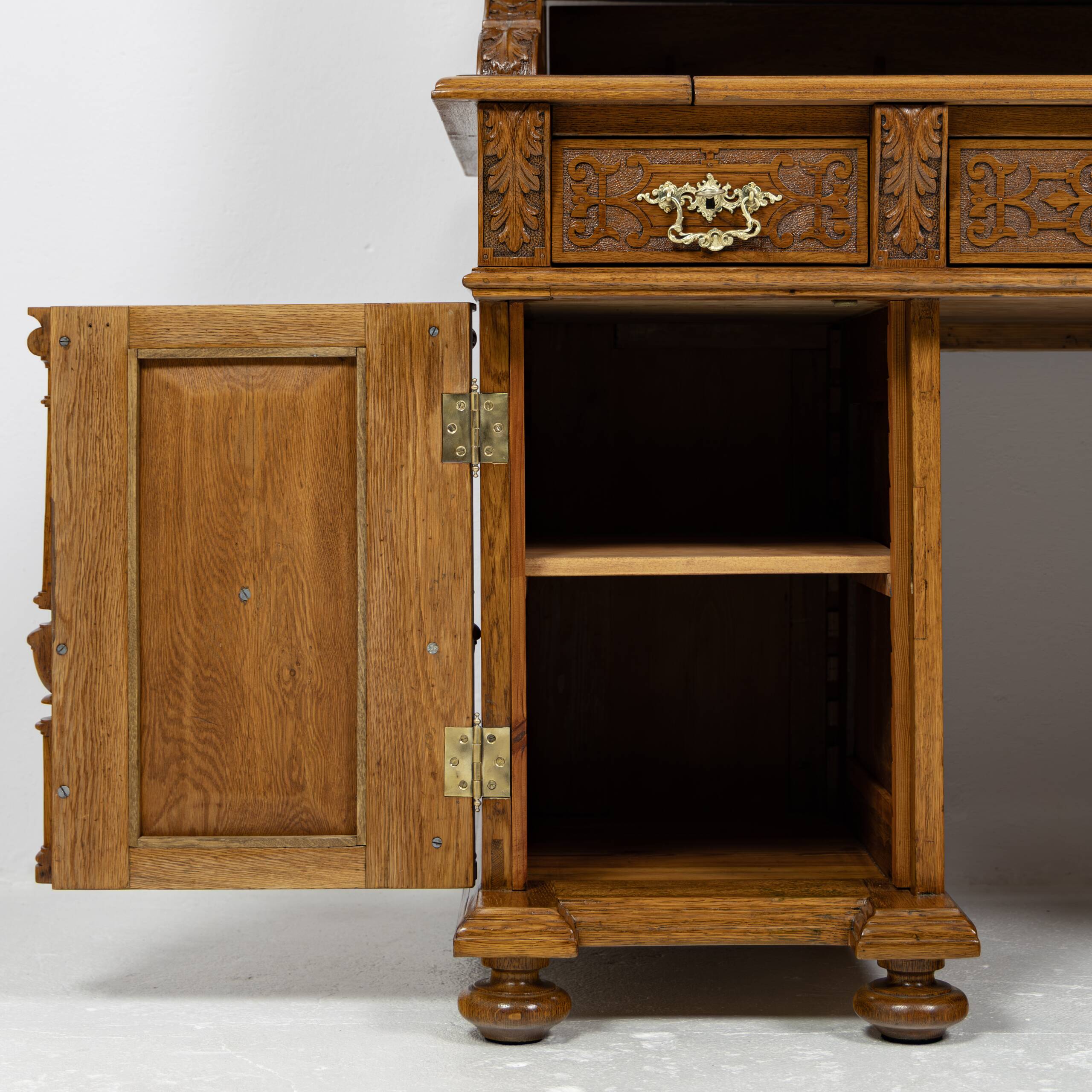 Grand Neo-Renaissance ministerial desk with steps in oak - circa 1880-1890