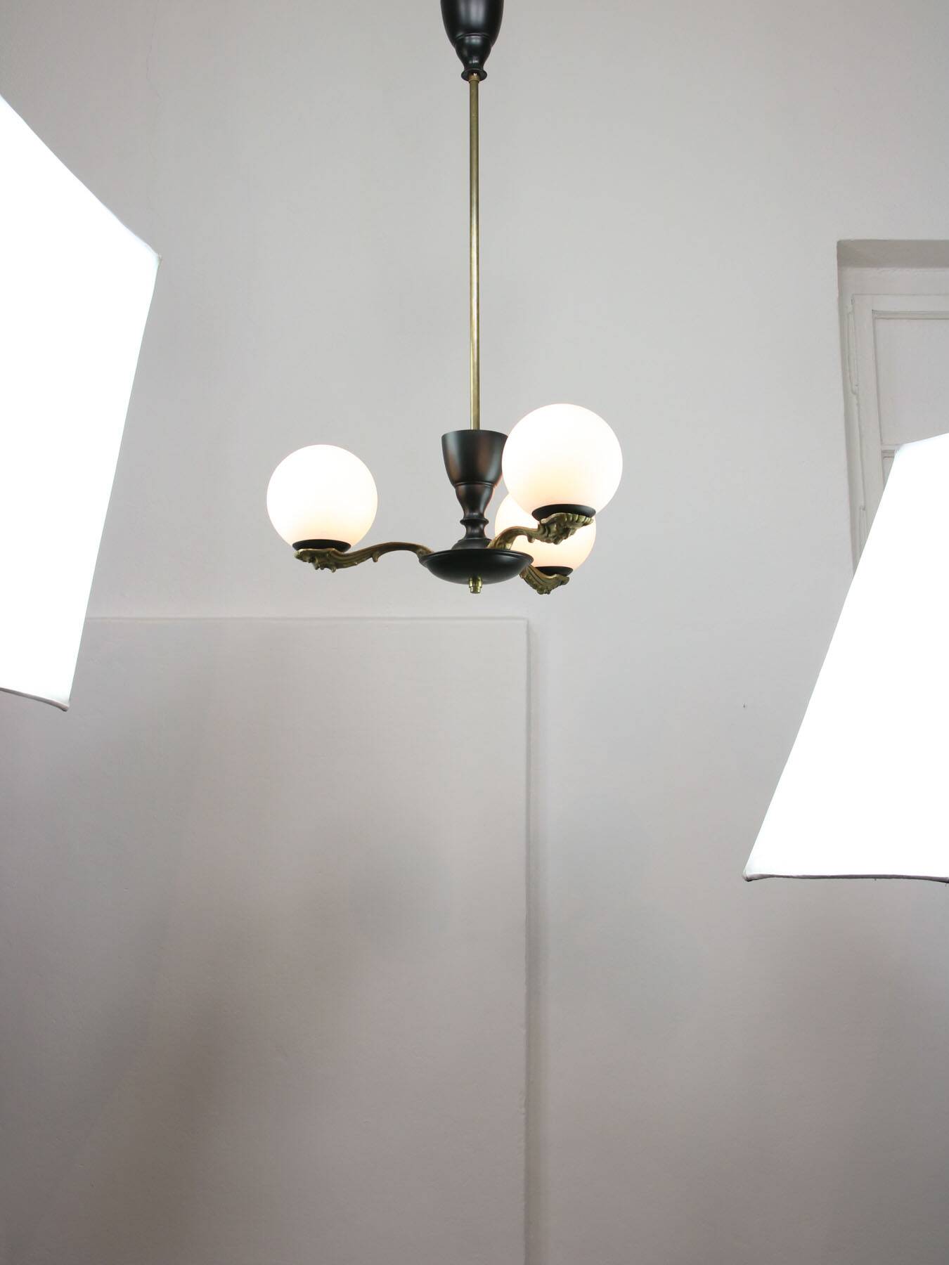 Lustre Art Déco en laiton et opaline, 1930