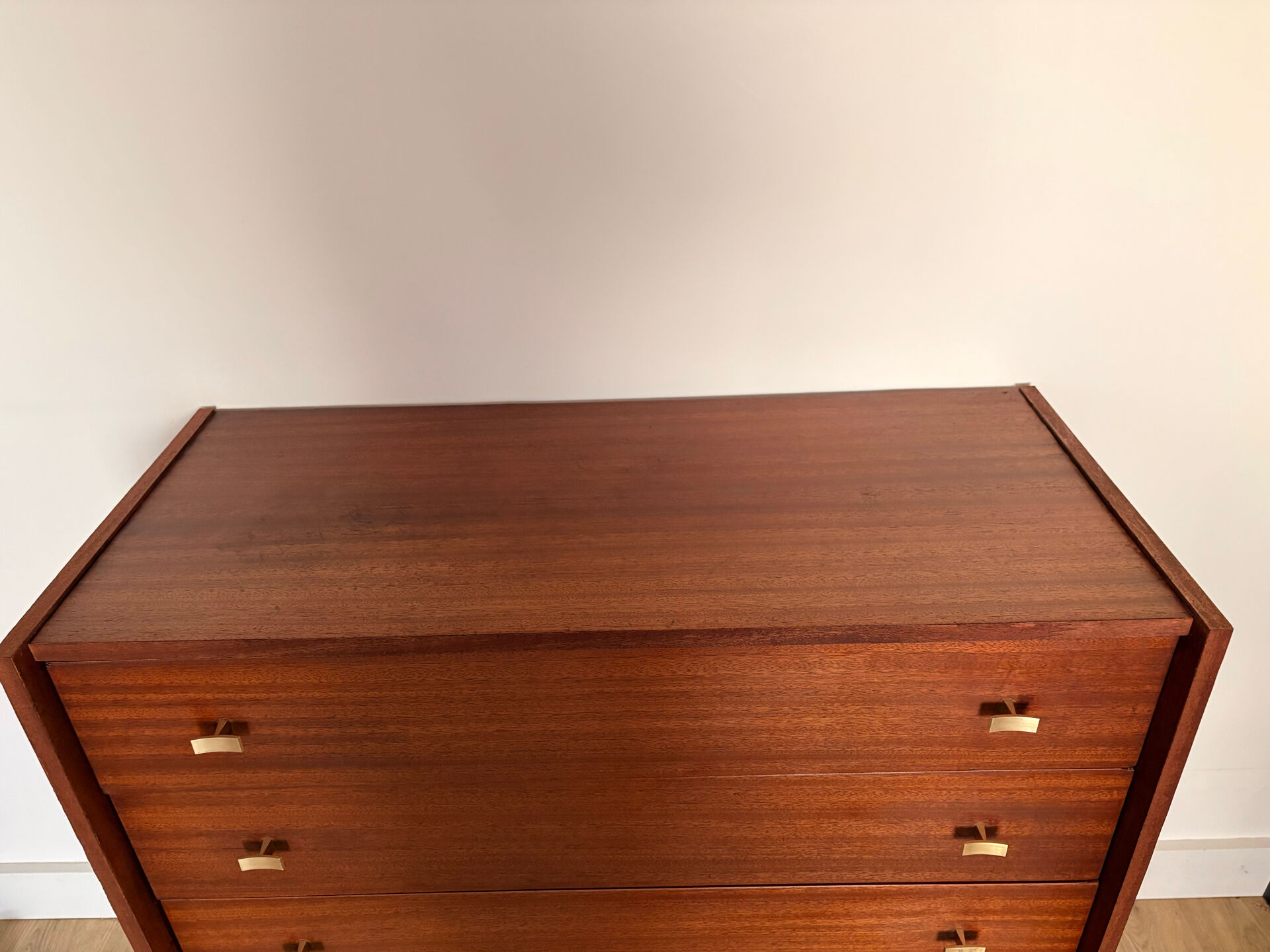 Commode en teck poignées dorées