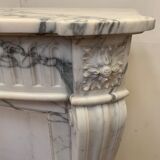 Cheminée de style Louis XVI en marbre blanc veiné de carrare XIXème siècle