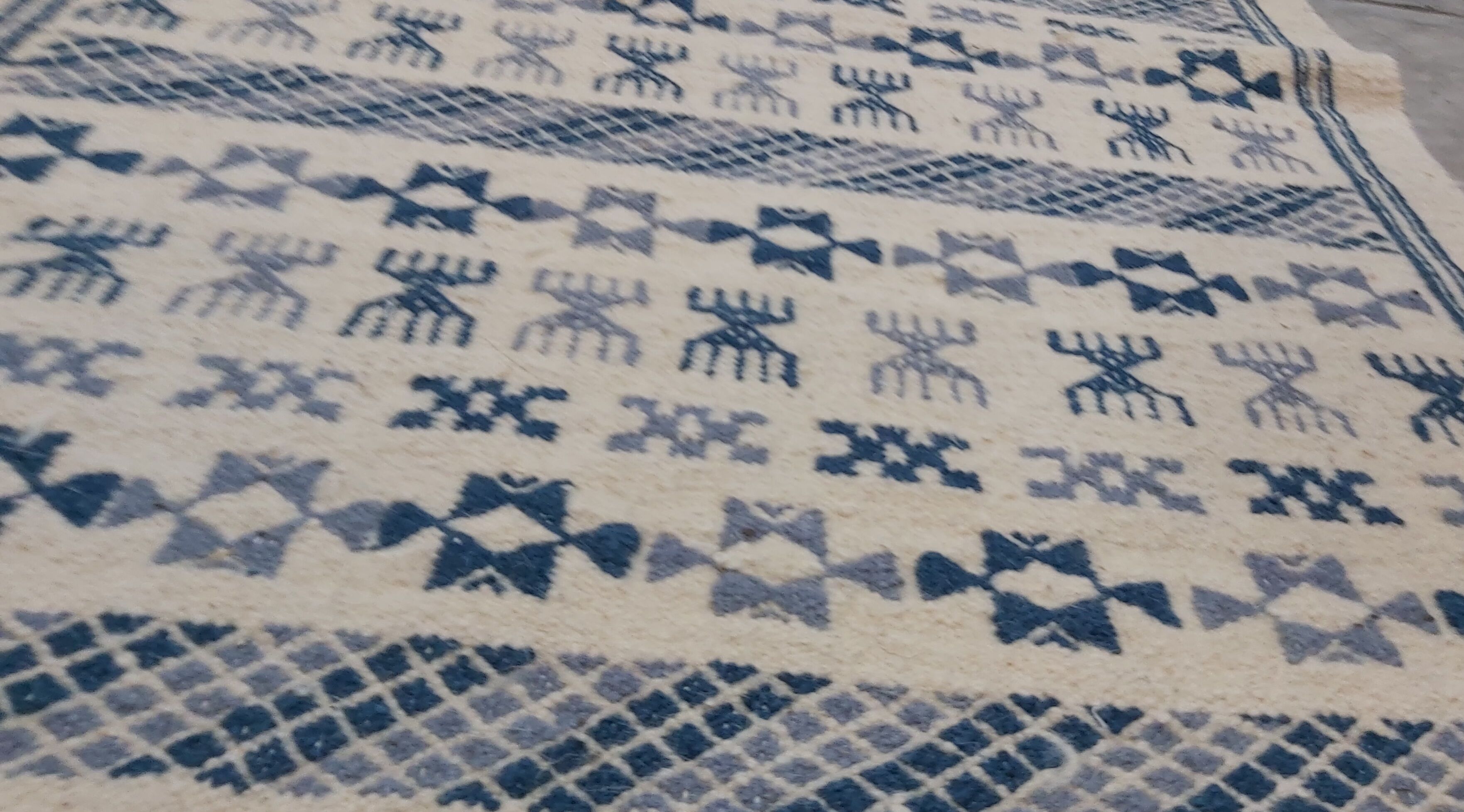 Tapis blanc et bleu ethnique fait main