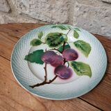Ancienne assiette en barbotine motif prune Saint Amand Hamage