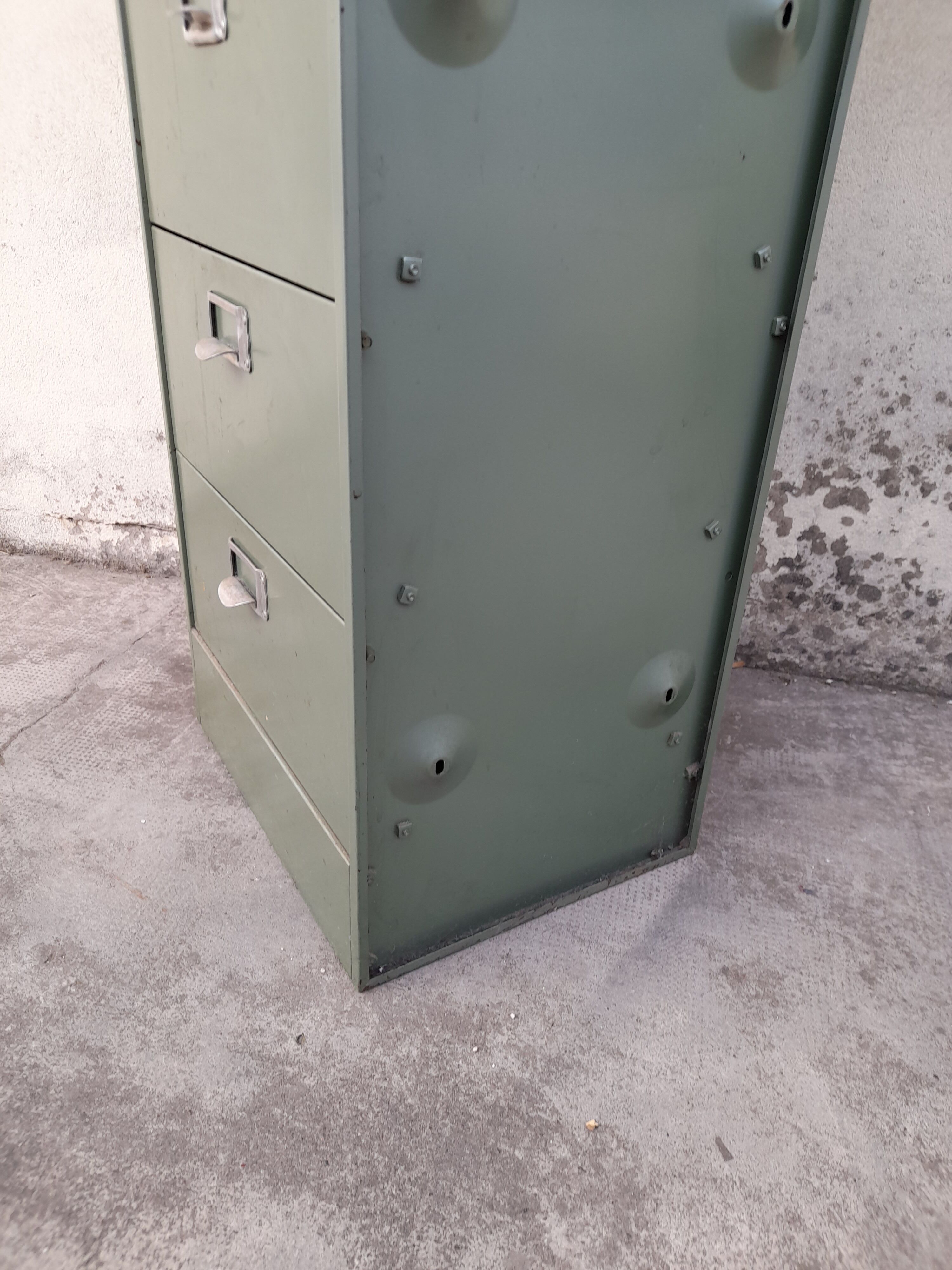 Iron claplet cabinet