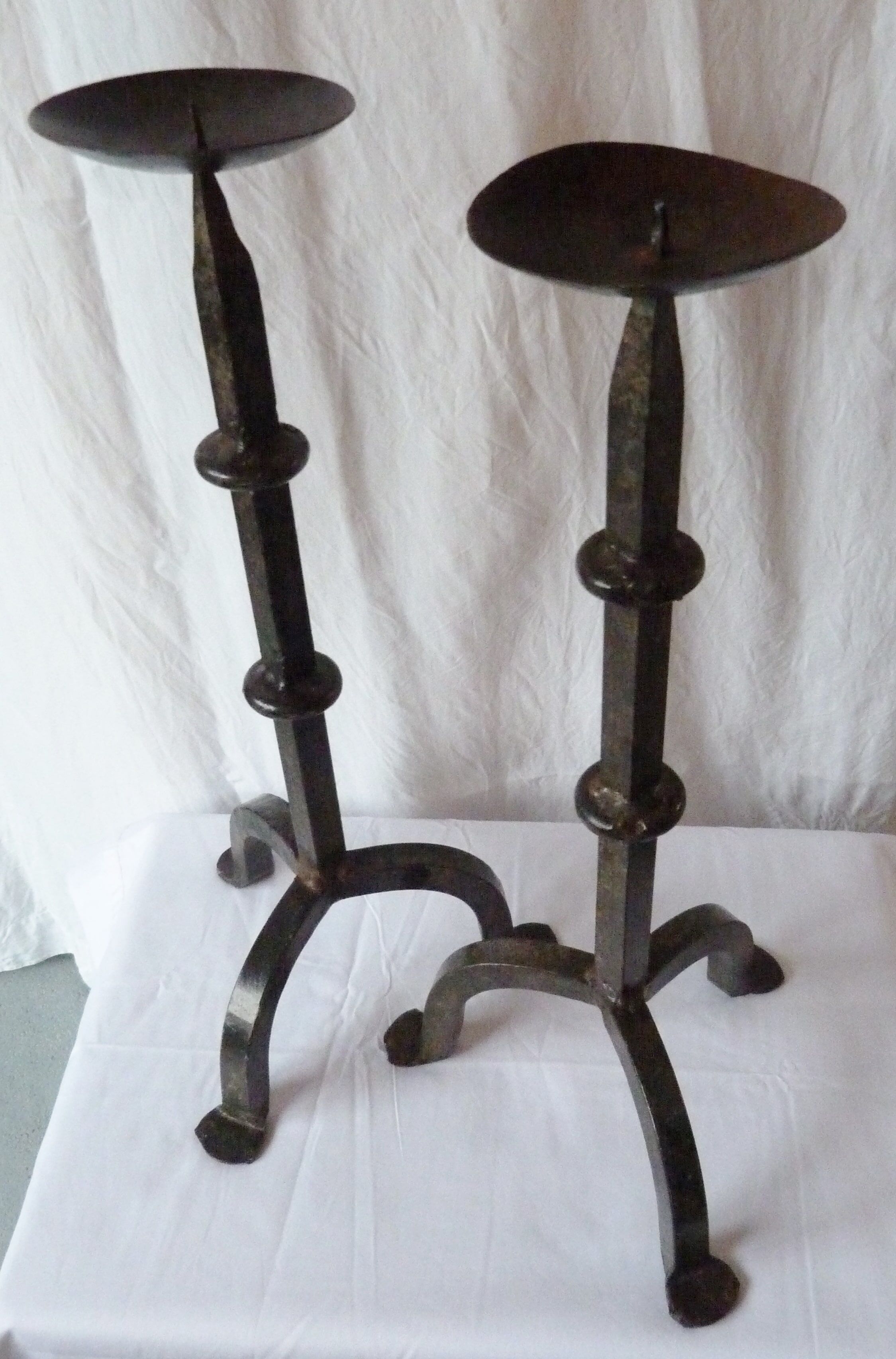 Paire de chandeliers gothiques