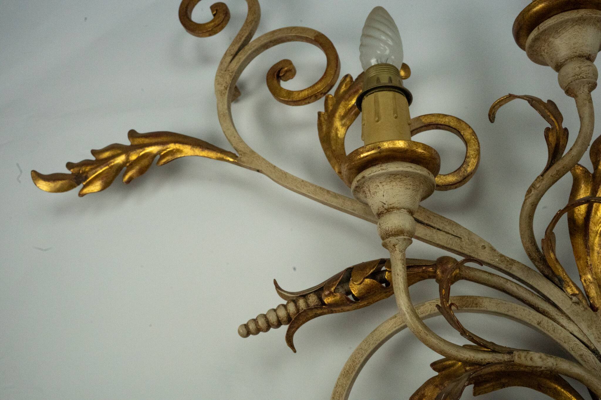 Pair of large floral wall lamps in gilded and lacquered metal. Italy 1960s