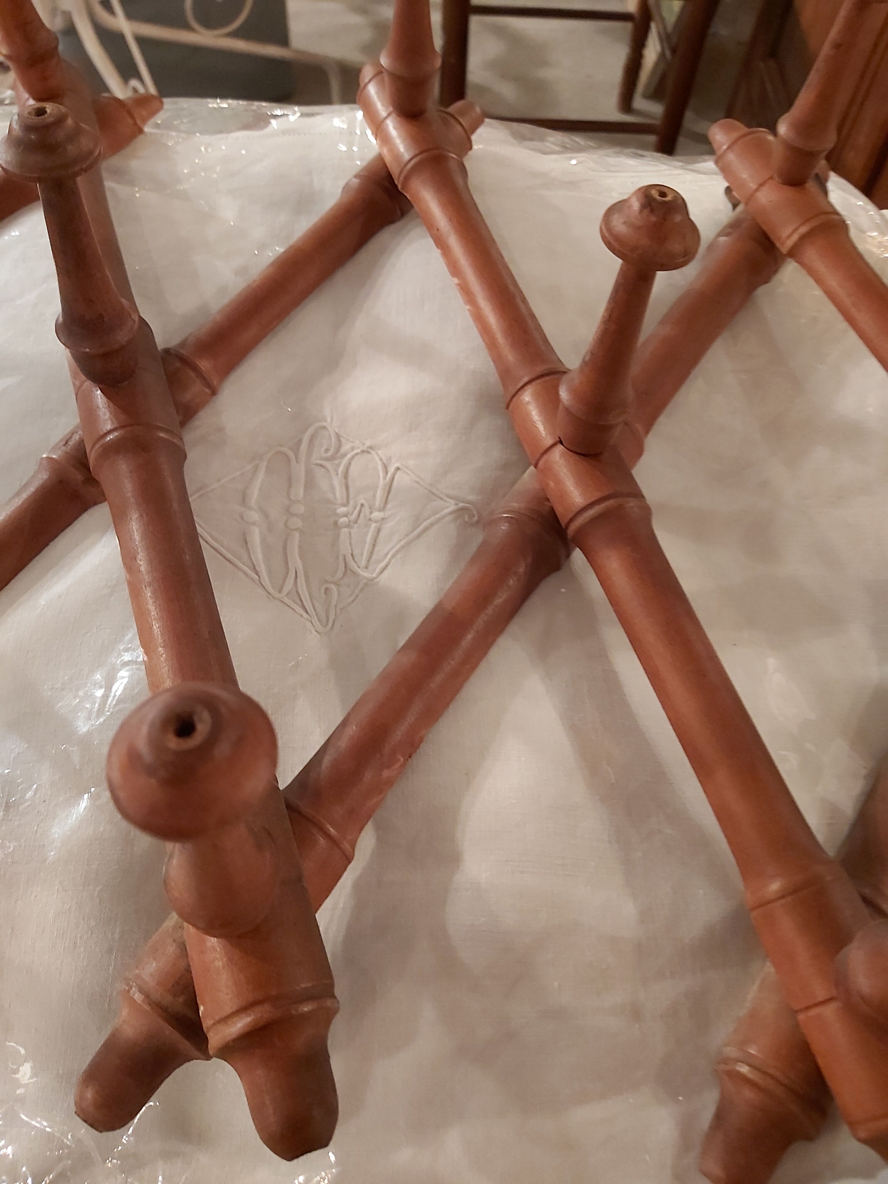 Extendable wall coat rack