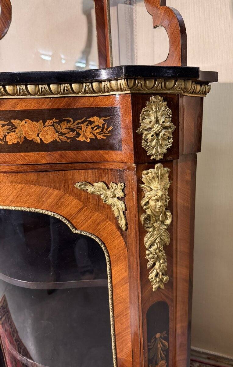 Encoignure galbée style Louis XIV en bois de rose et marquéterie