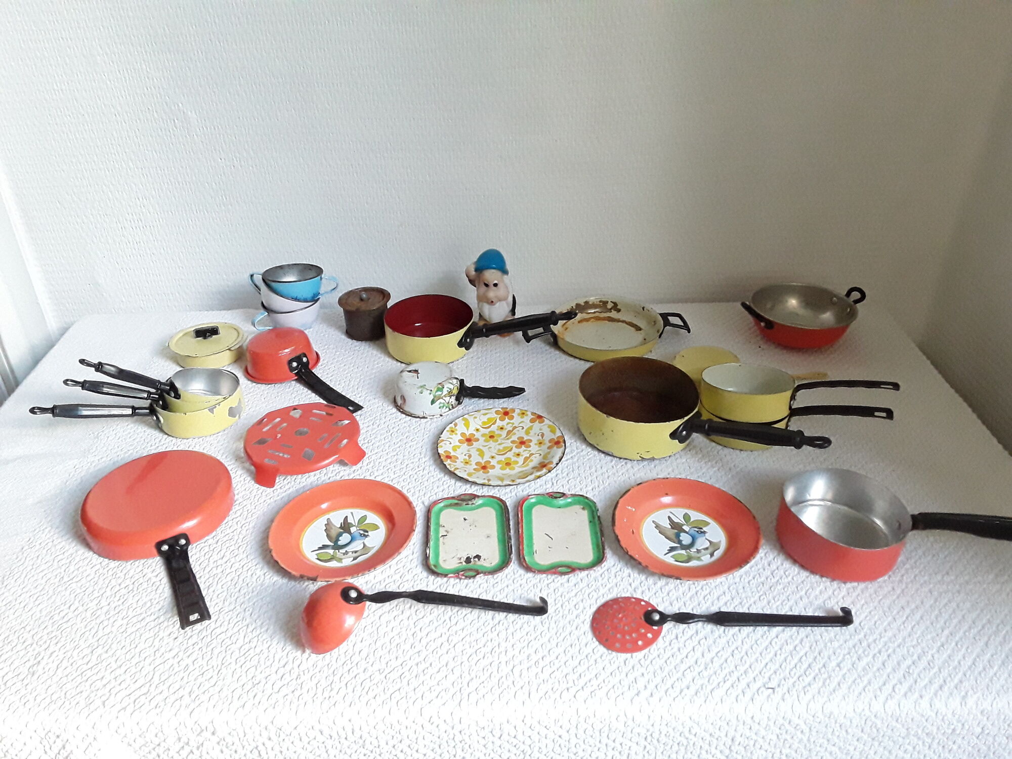 Vintage dinette in enamelled sheet metal of 27 pieces