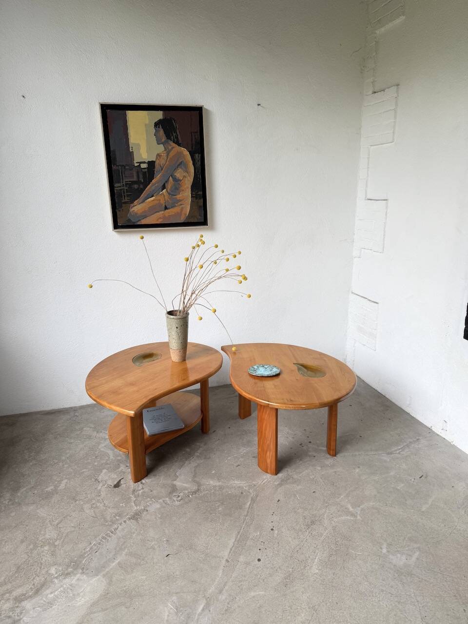 Tables basses en orme formant une goutte