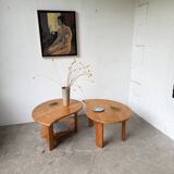 Tables basses en orme formant une goutte