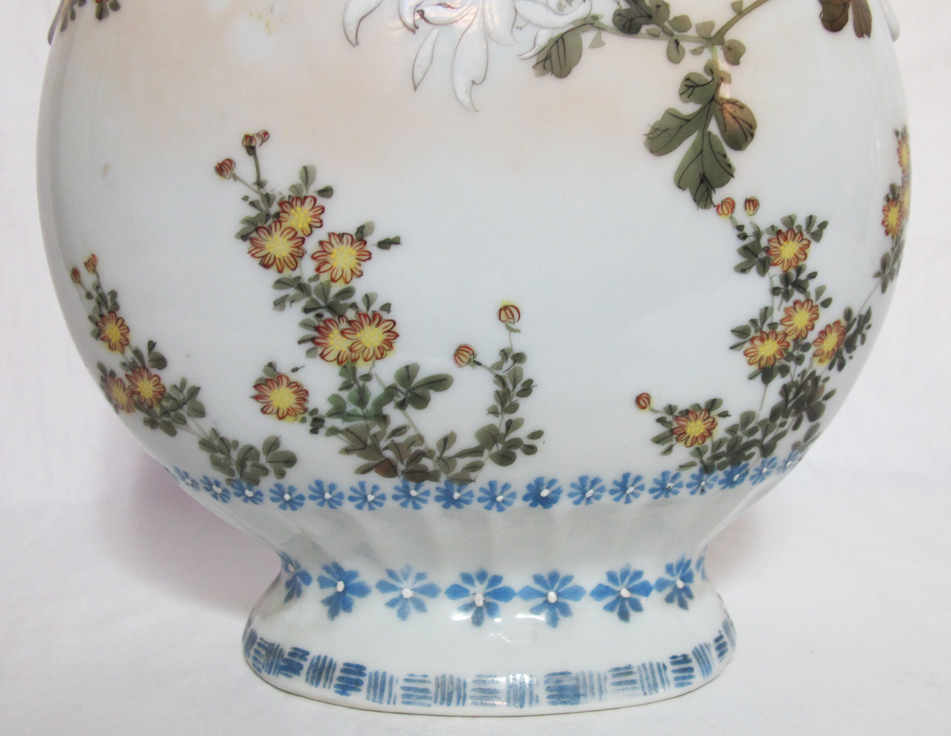 Gourd vase in Chinese or Japanese porcelain