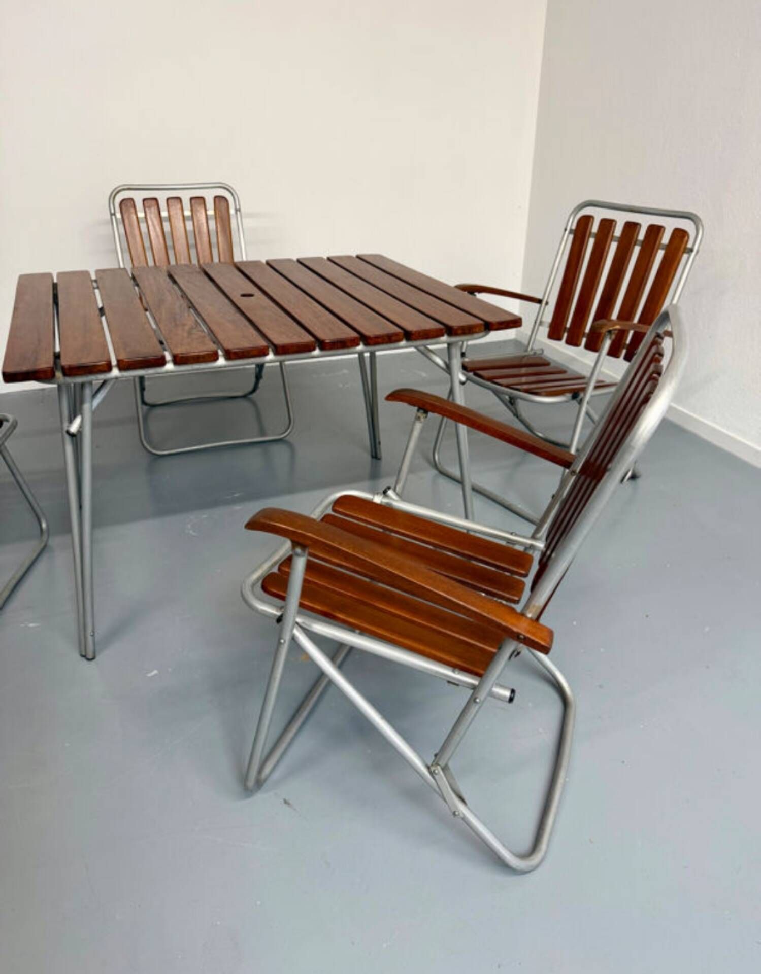 Salon de jardin vintage pliant, table et 4 fauteuils en bois et métal, 1960