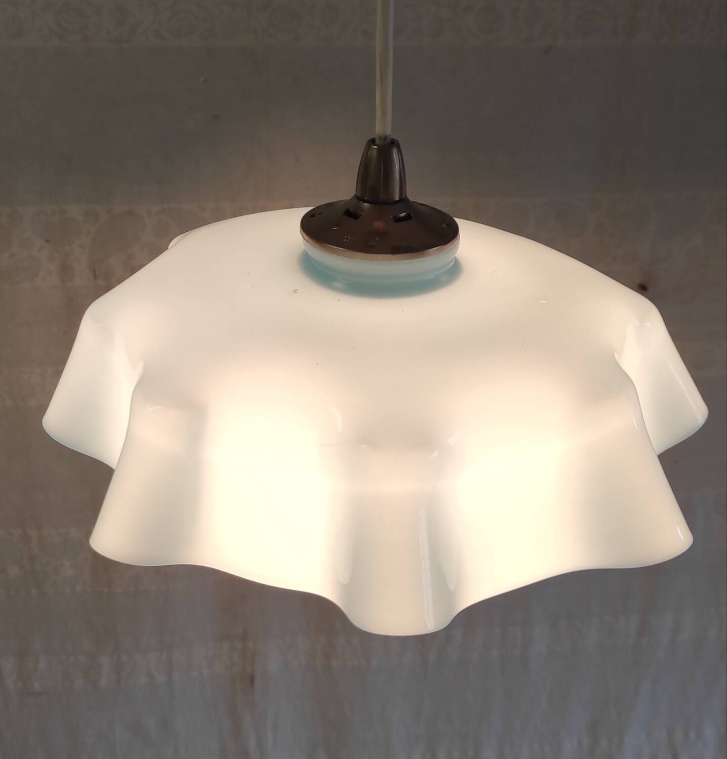 Suspension en verre opalin bleu ciel - mid.XXeme