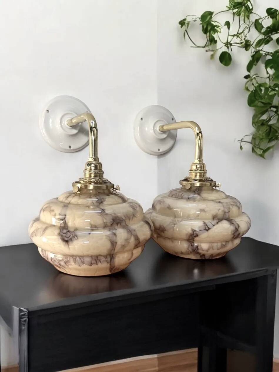 Paire d’appliques murales en opaline marbrée