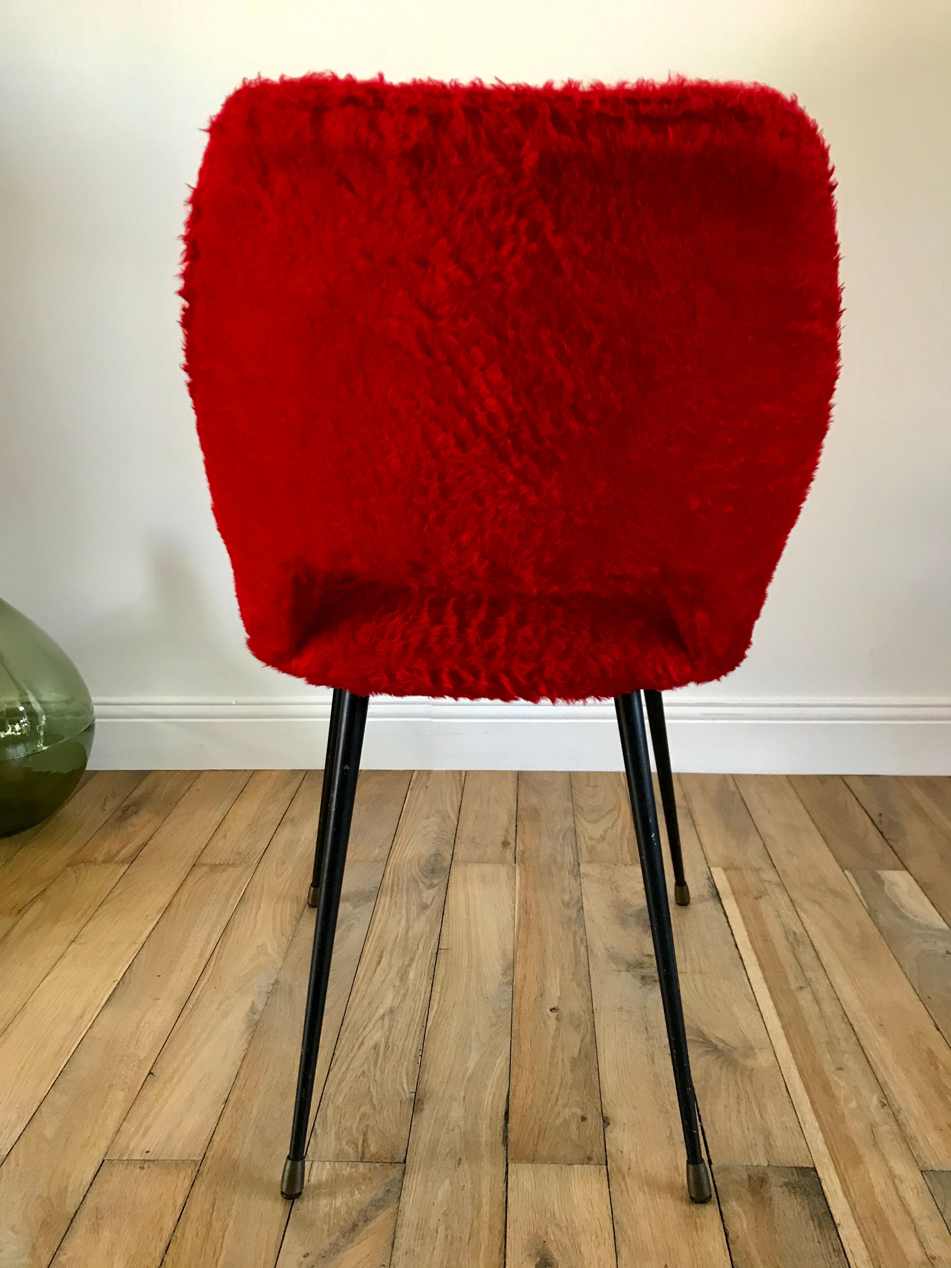 Chaise moumoute rouge pieds compas vintage années 50-60