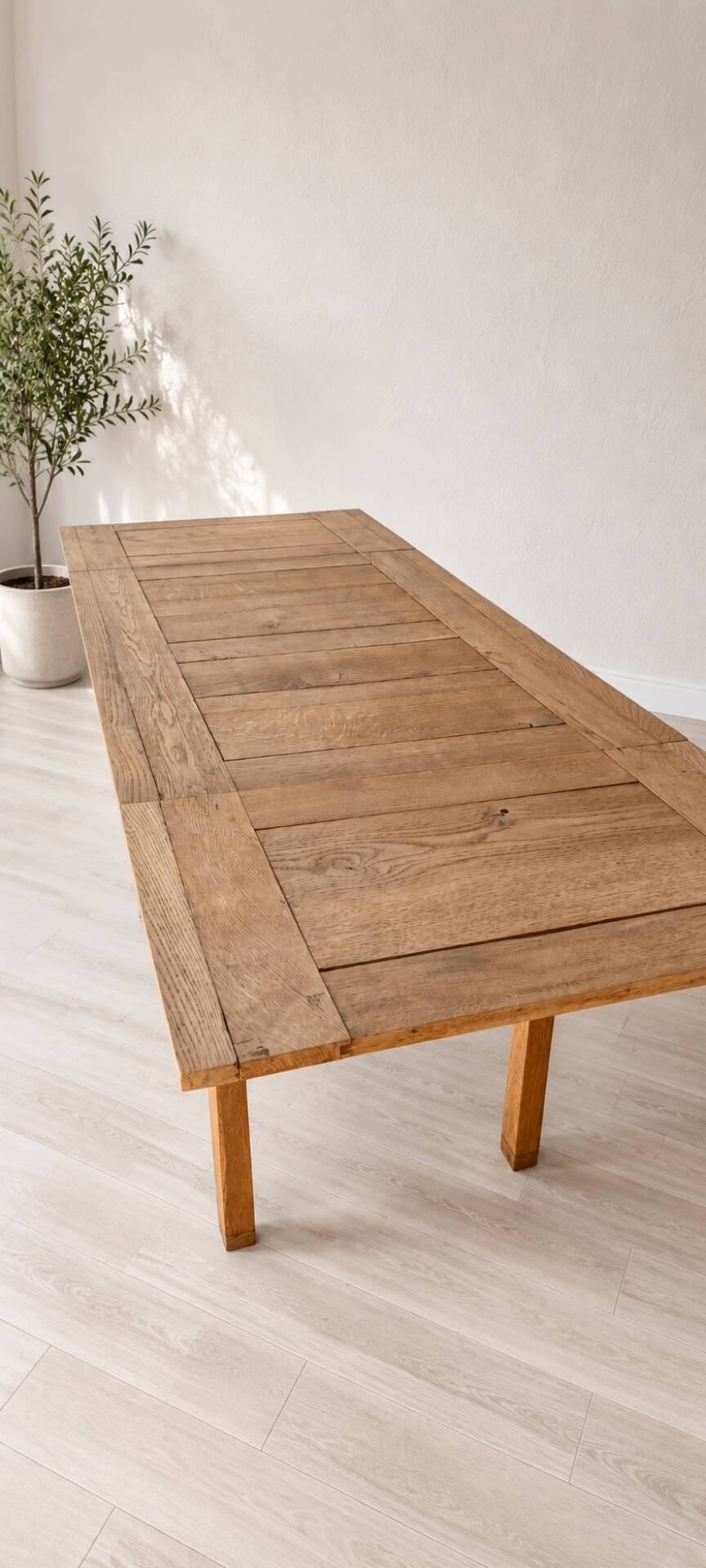 Extendable farmhouse table in solid oak, renovated.