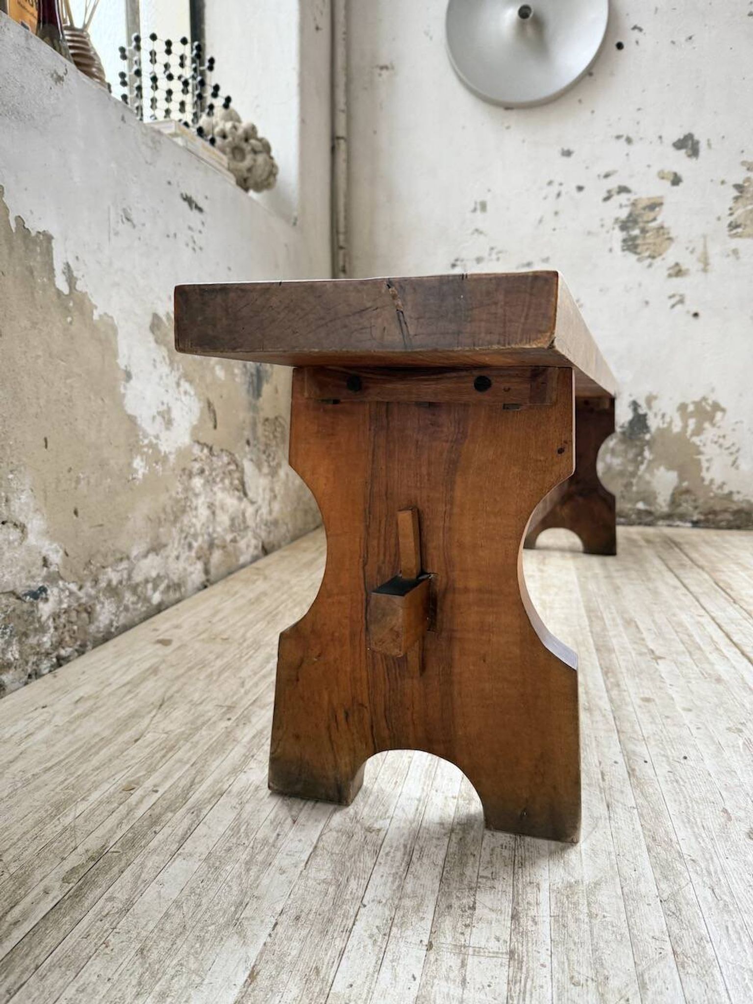 Paire de bancs noyer 1900