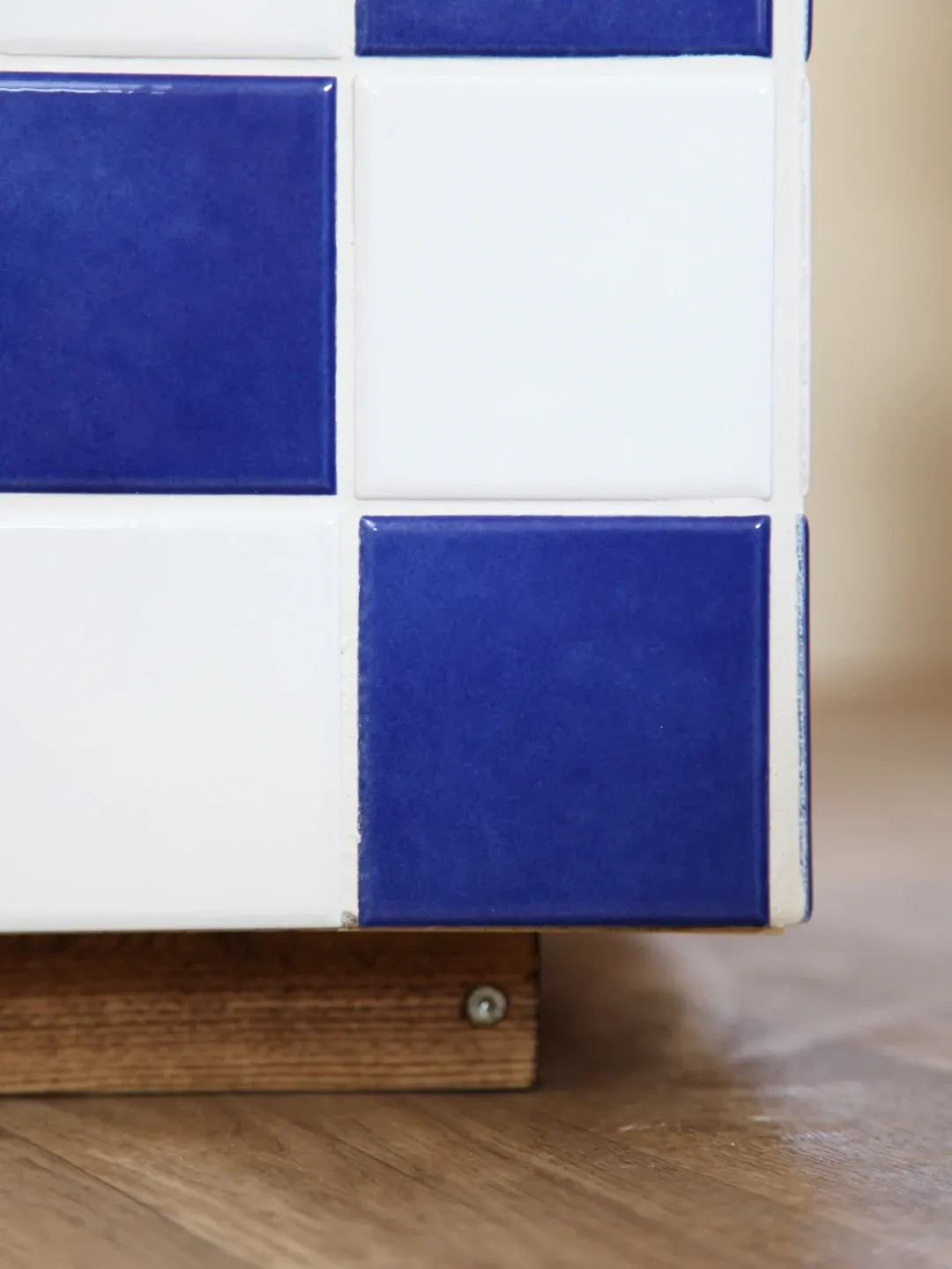 Table basse carrelée bleue et blanche damier