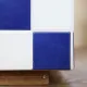 Table basse carrelée bleue et blanche damier