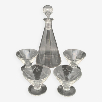 Service of glasses and bottle in chiseled glass flower pattern