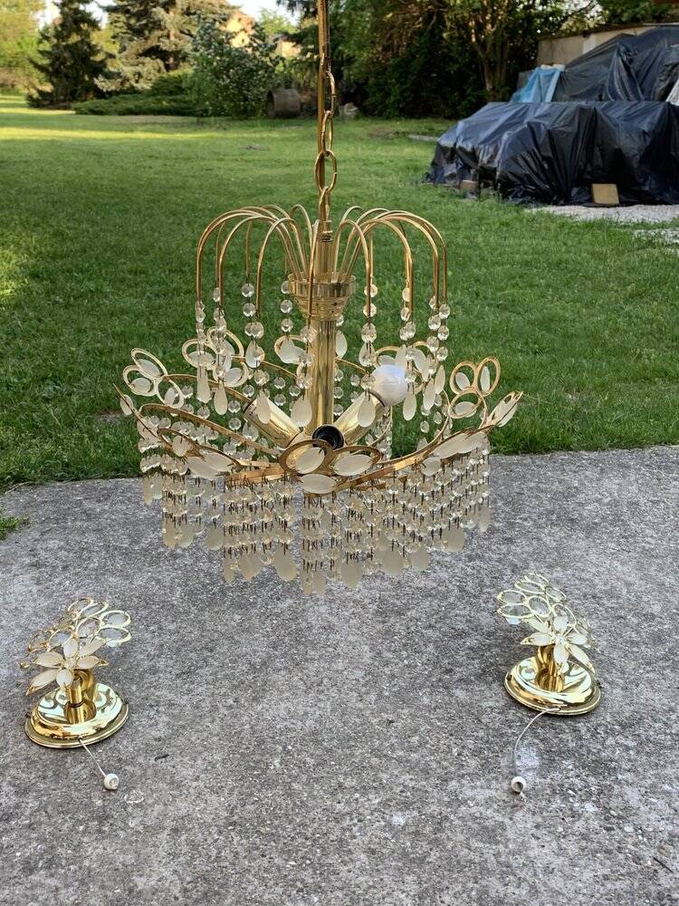 Mid-century chandelier and 2 wall sconces in gilded brass and clear glass, 1960s.