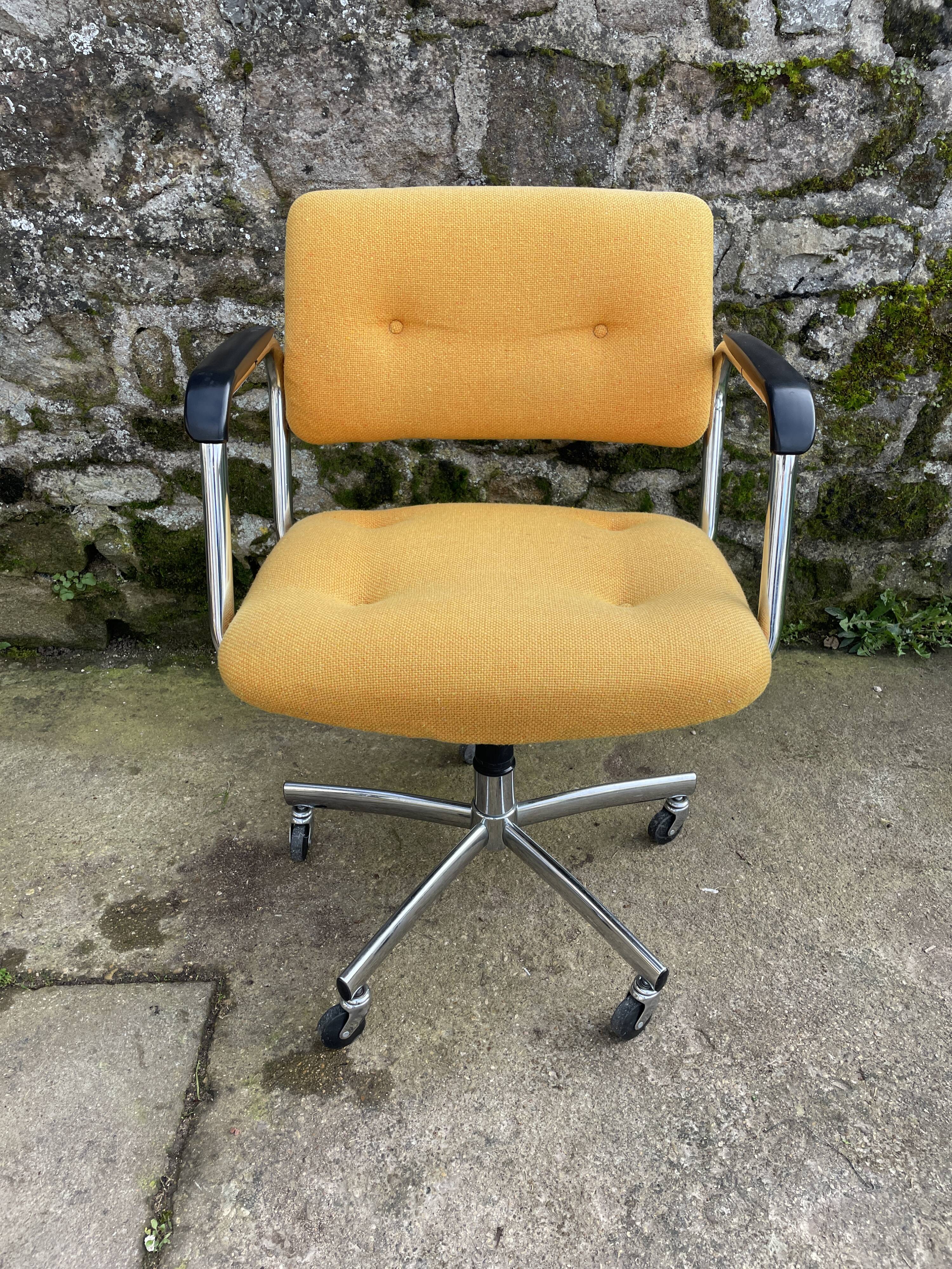 Fauteuil à roulettes Strafor en tweed jaune 1970