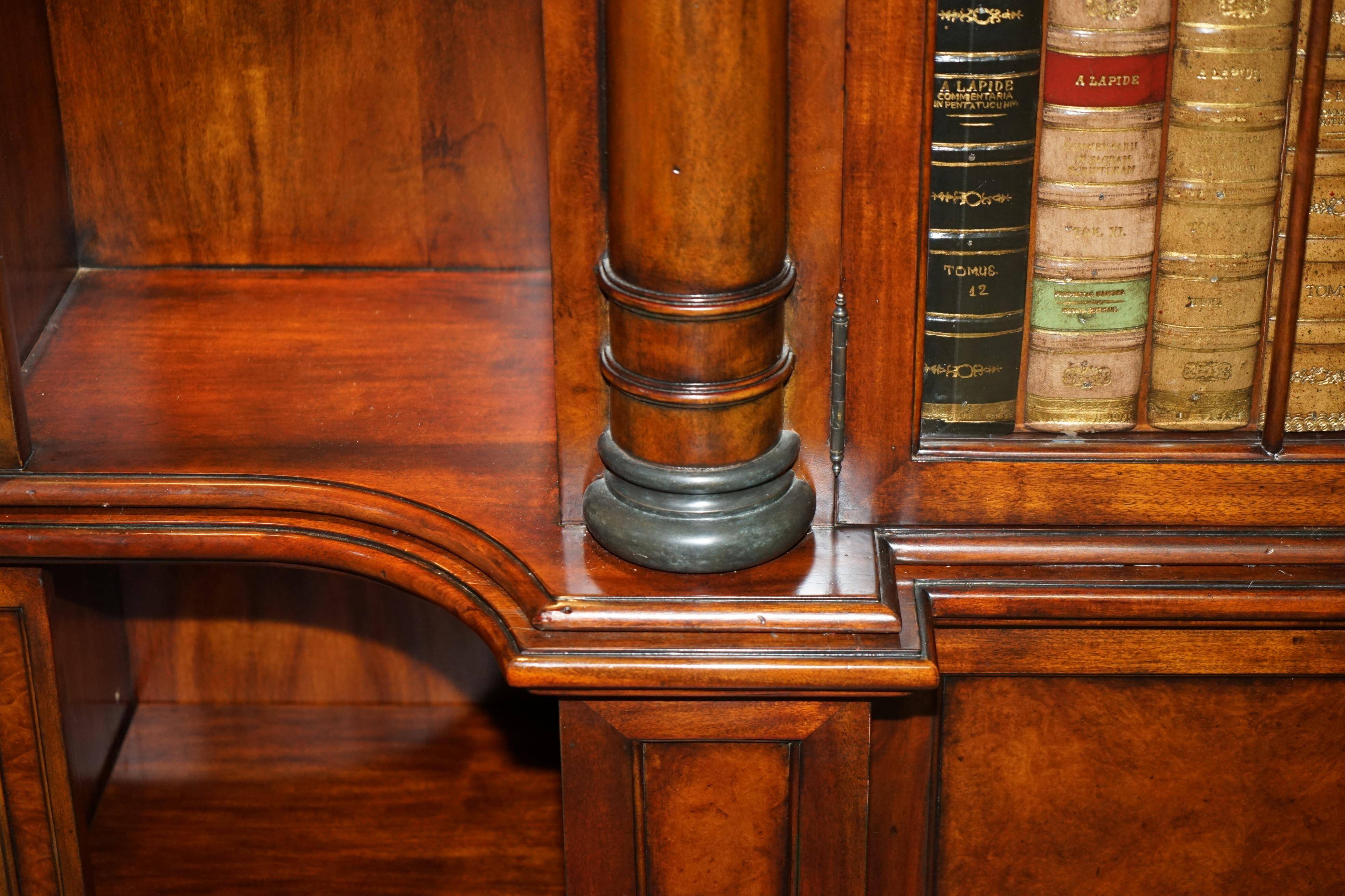 Bibliothèque Theodore Alexander en faux livres en laurier burl