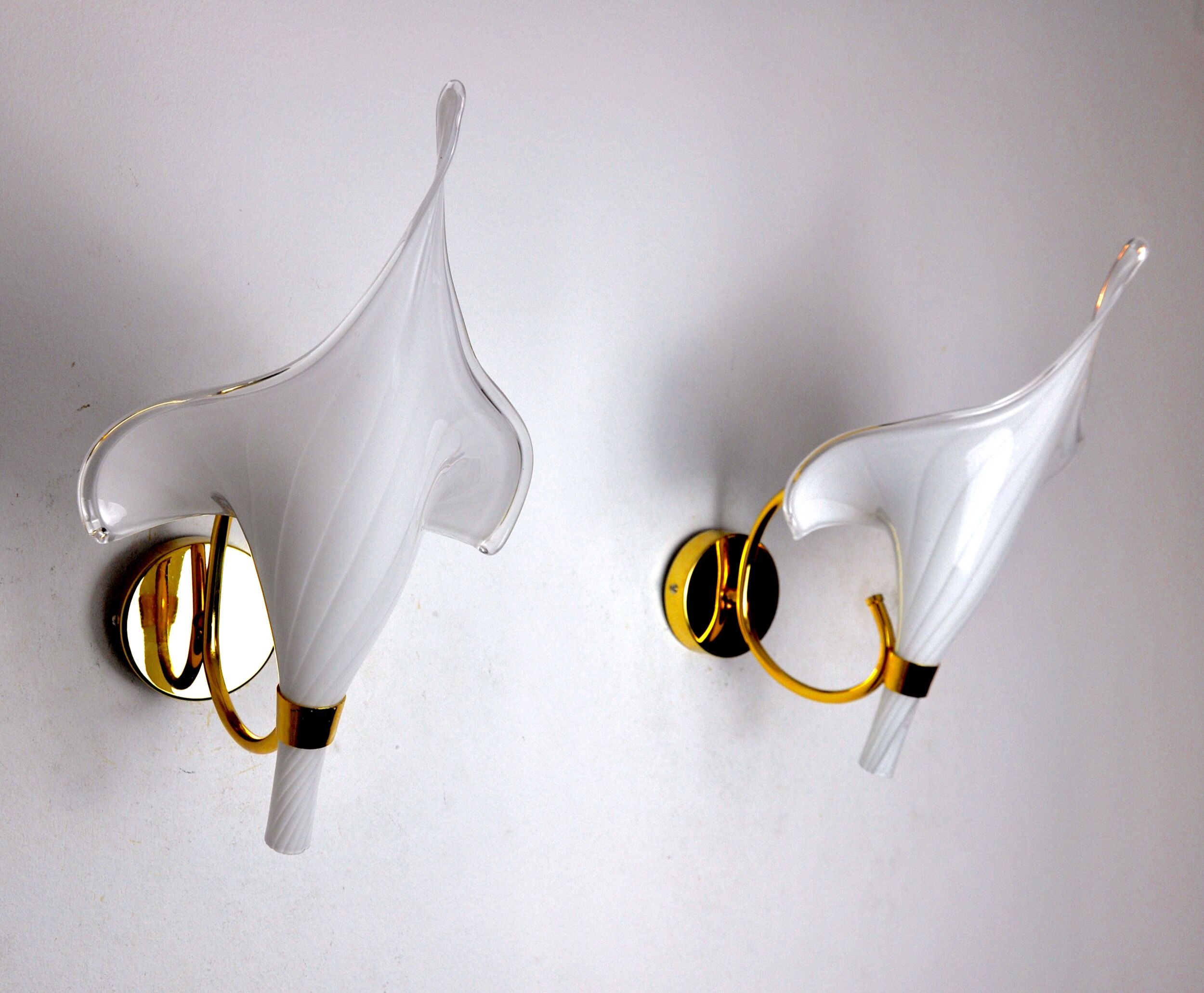 Pair of white fleur de lys sconces, murano glass, Italy, 1970