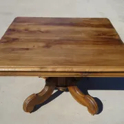 Table carrée en noyer massif