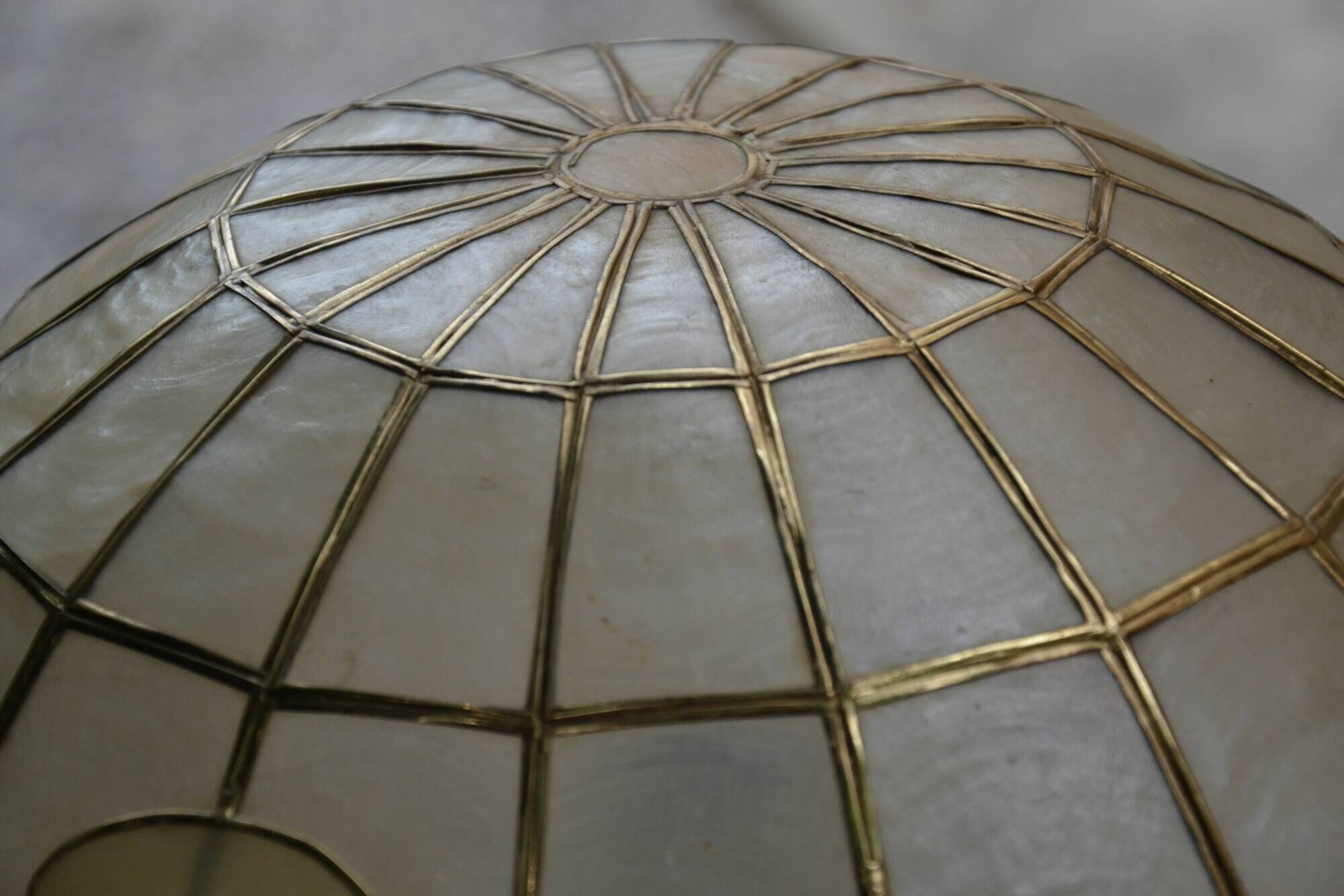 Lampe en nacre et plexiglas années 70