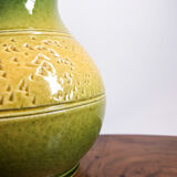 Vase en terre cuite émaillé jaune et vert