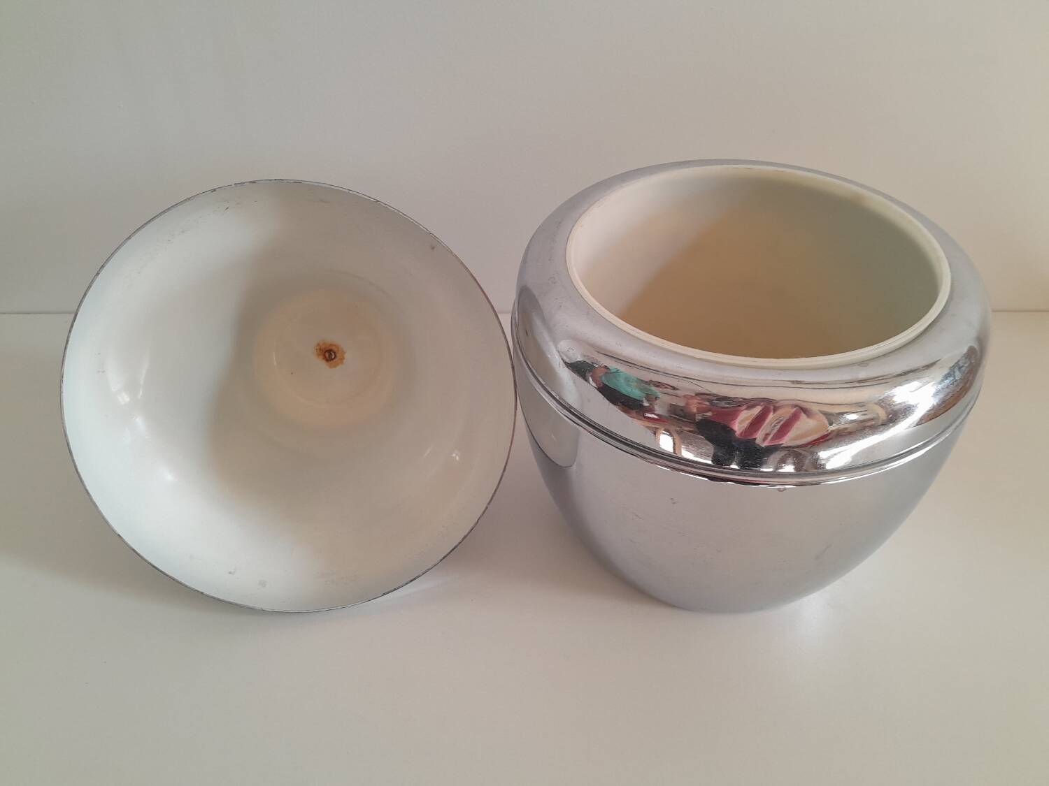 Pear-shaped ice bucket