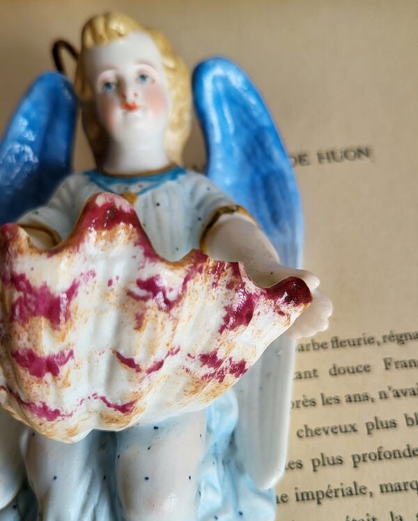 Bénitier en Biscuit Polychrome XIXème
