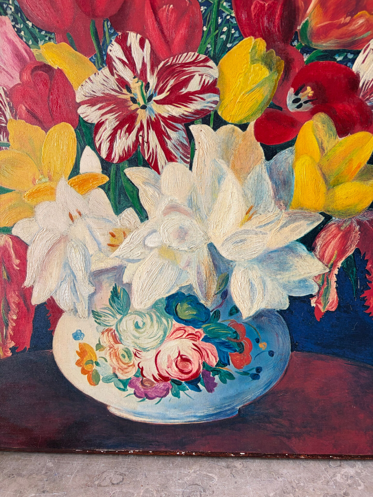 Bouquet rouge sur entablement, signé 1952