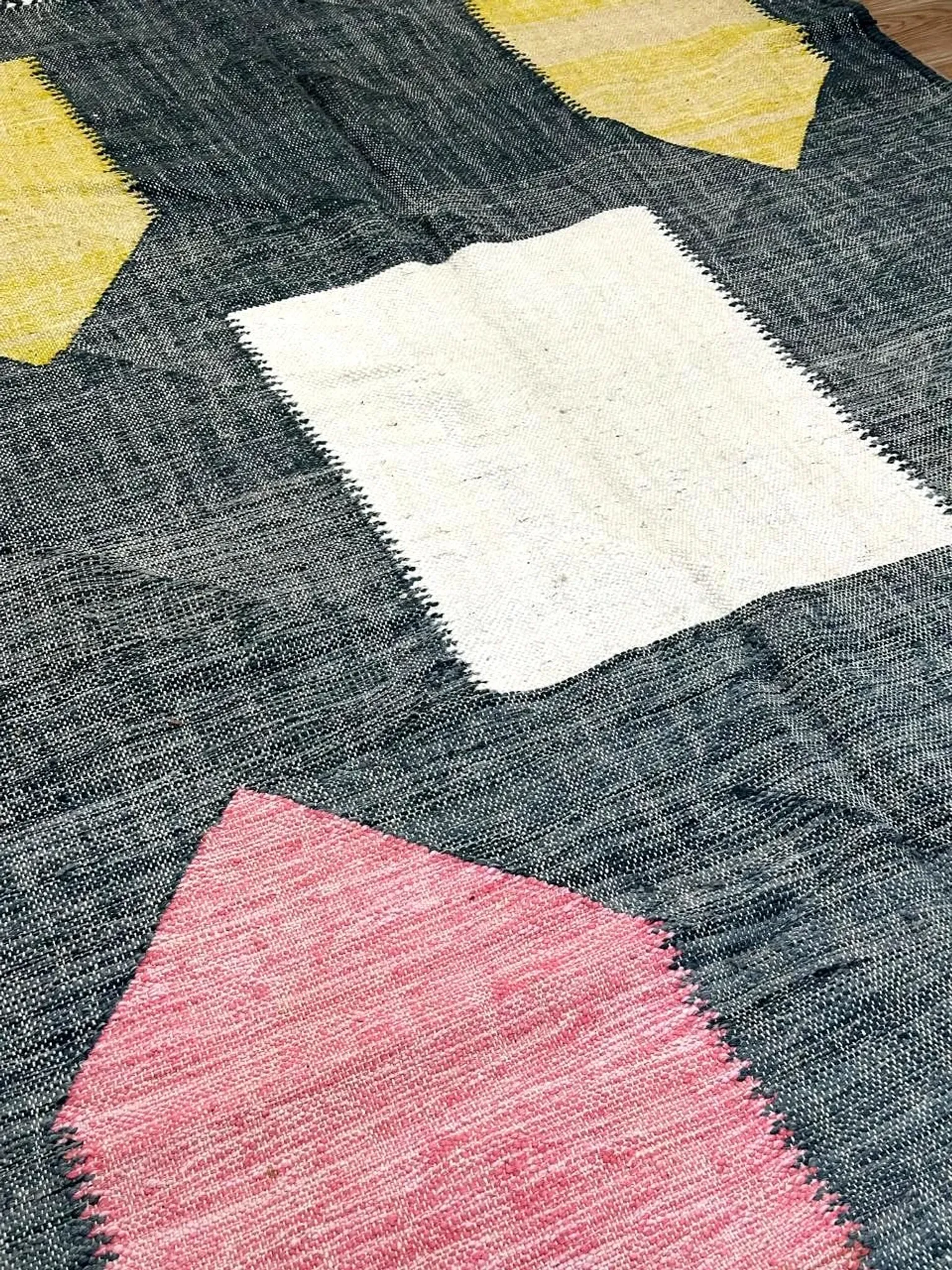 Berber carpet in fine wool – Soft contrasting shapes