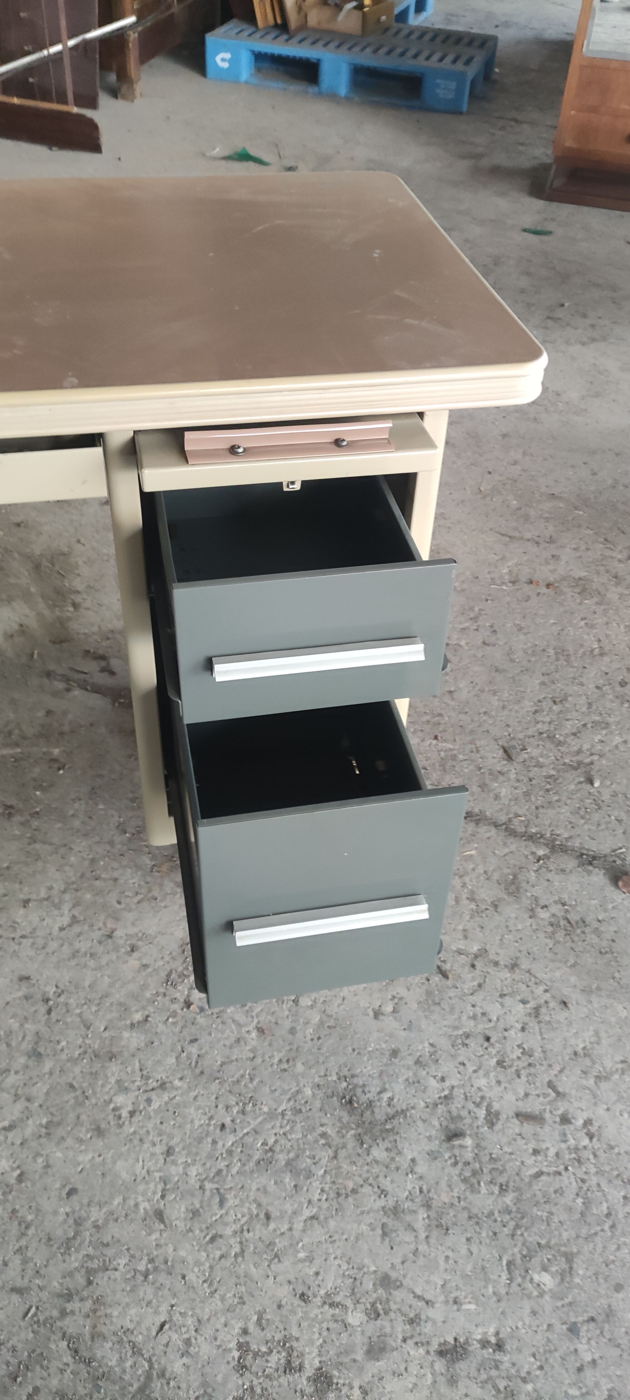 Metal desk of the 60s manufactured by RCB