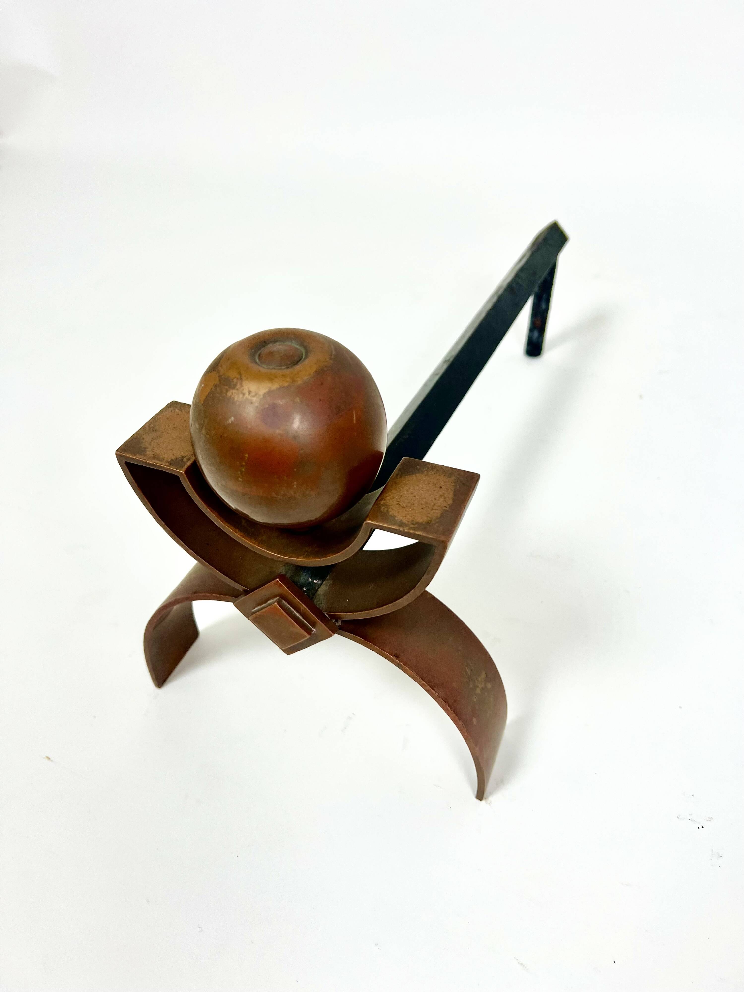 Paire de chenets Art Déco pour cheminée, en cuivre et fer, vers 1920