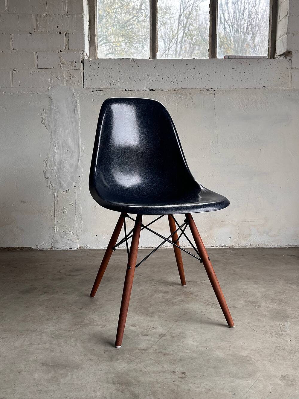 Set of 10 fibreglass & walnut DSW chairs, Charles & Ray Eames, Herman Miller, 60s-70s