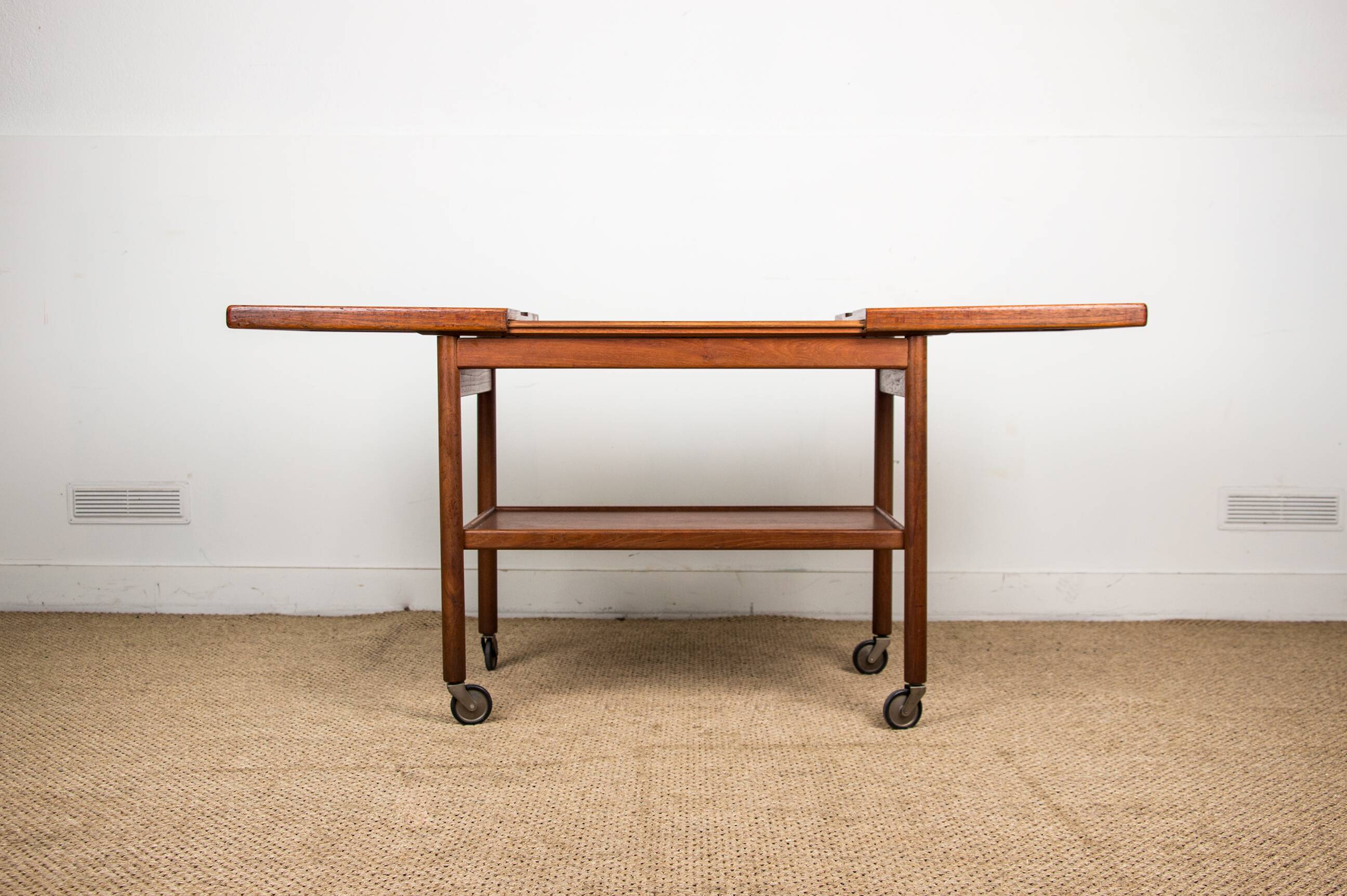 Danish extendable two-tiered teak serving trolley, 1960s, Kurt Ostervig.