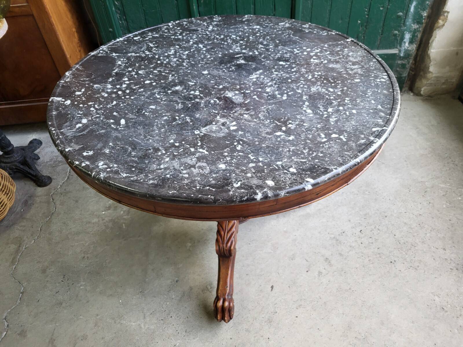 Round pedestal table with marble top and mahogany tripod from the 19th century