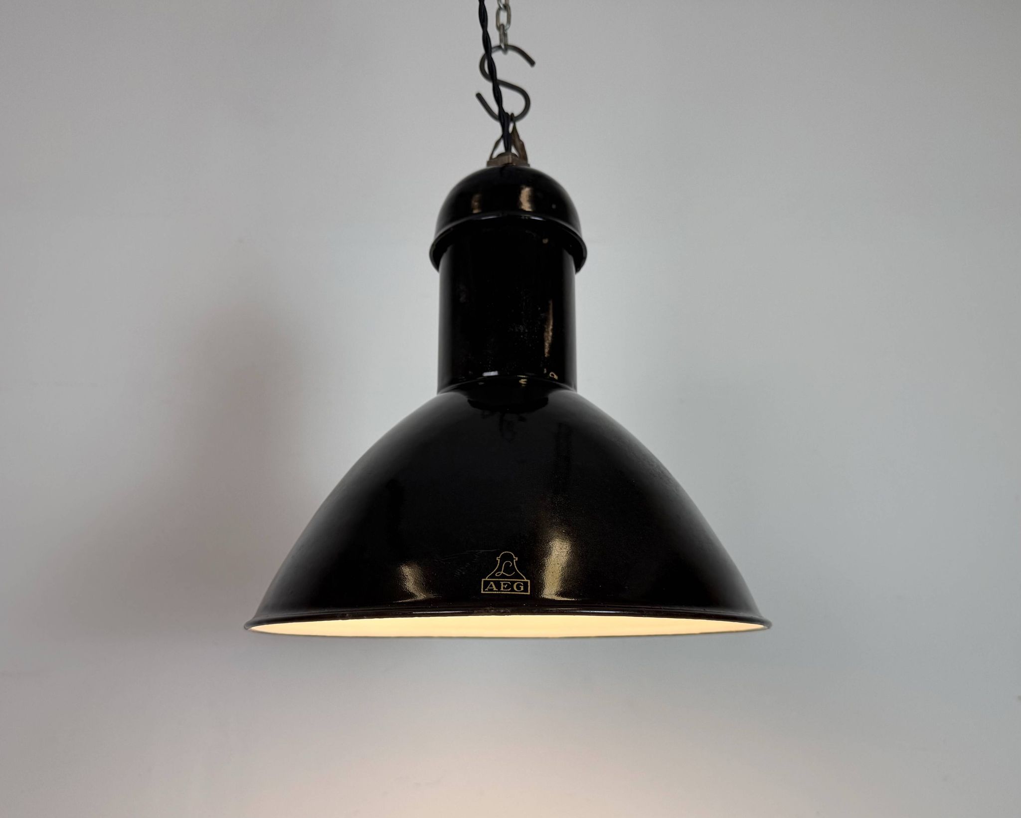 Lampe suspendue industrielle en émail noir de AEG, années 1930
